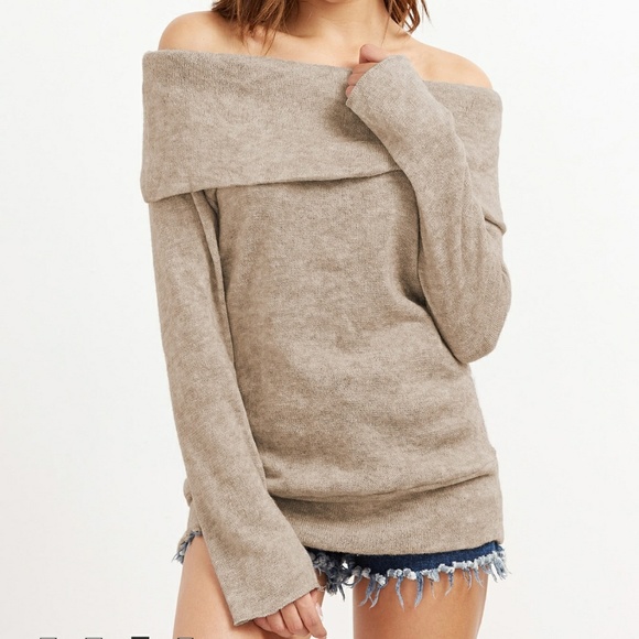 🌟LAST ONE 🌟 🌿OFF SHOULDER SWEATER🌿 - Picture 2 of 5